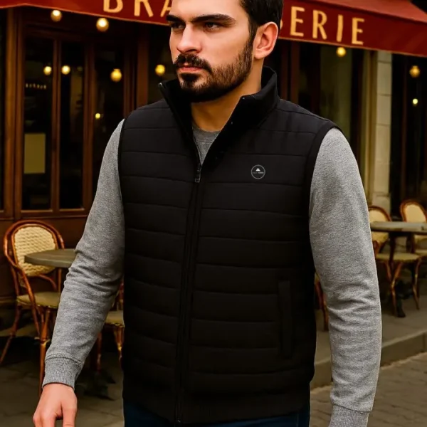 un homme en doudoune sans manches se promène