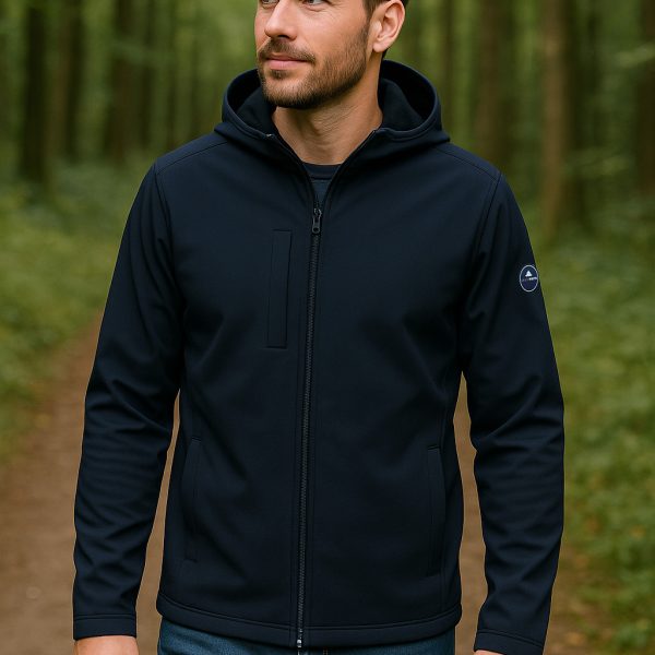 homme avec veste softshell navy blue se promène en forêt