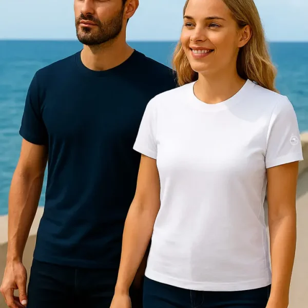 homme et femme en t-shirt sport prés de la mer